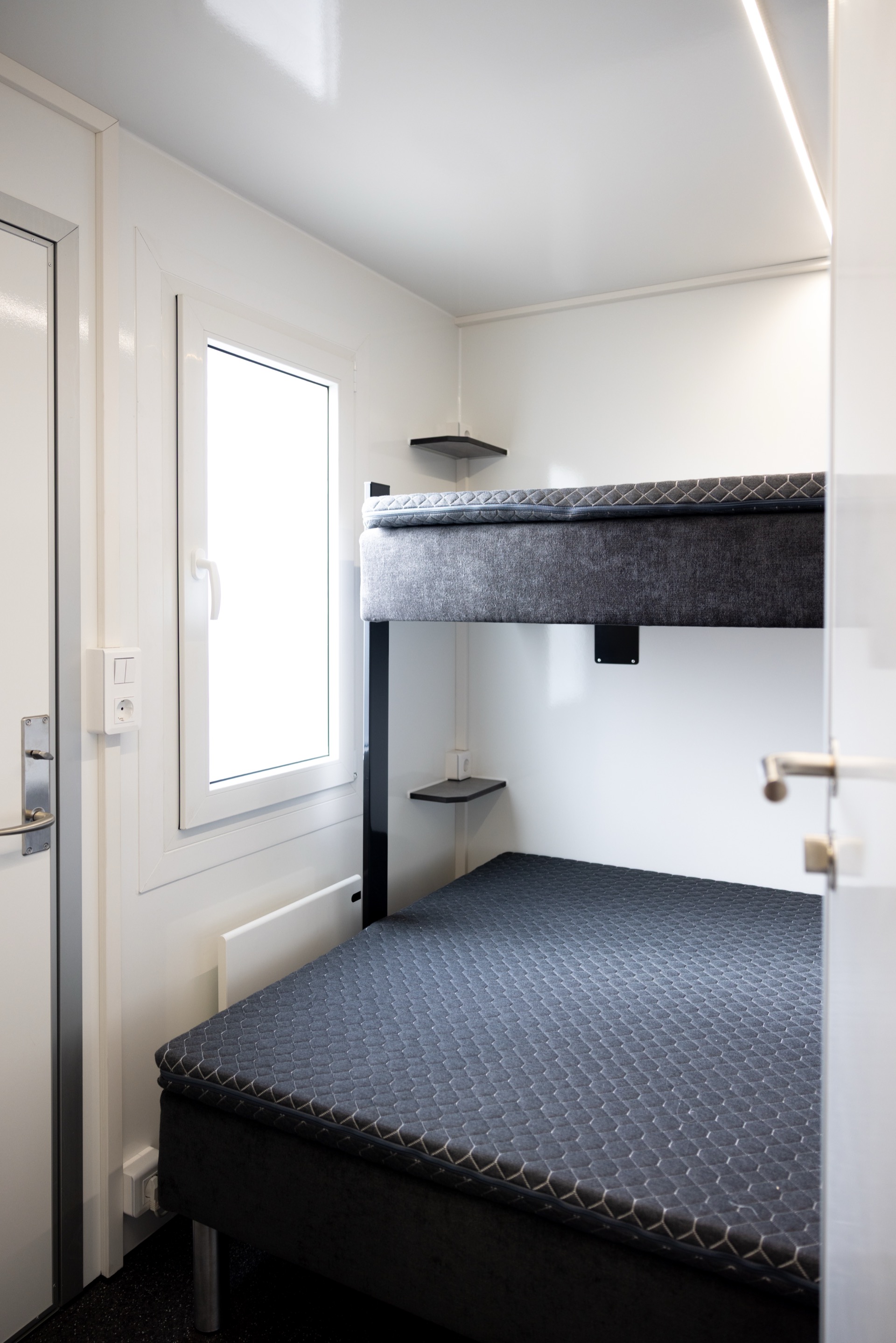 Slaapkamer met stapelbedden — overzicht