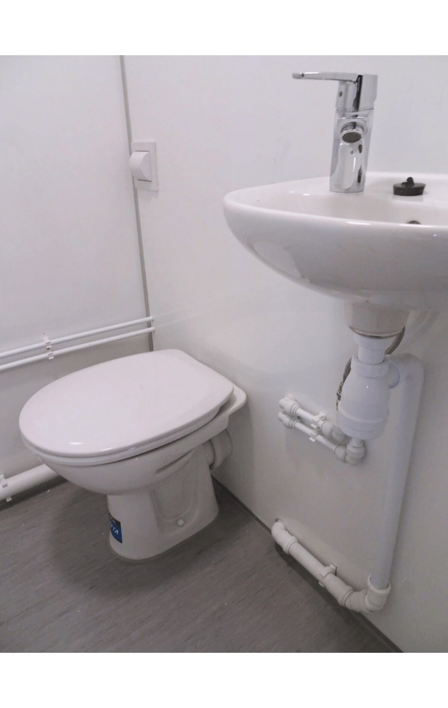 Badkamer met toilet, wasbak en douche