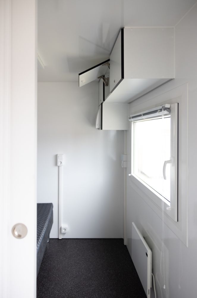 Slaapgedeelte met moderne lichte wanden