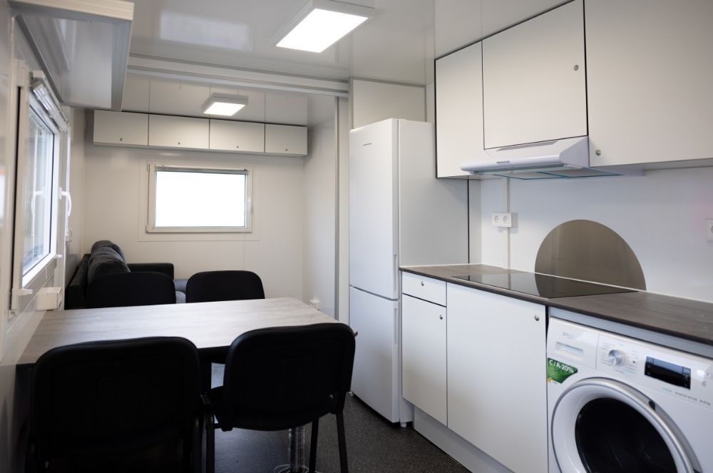 Praktische inrichting met werkblad en eettafel