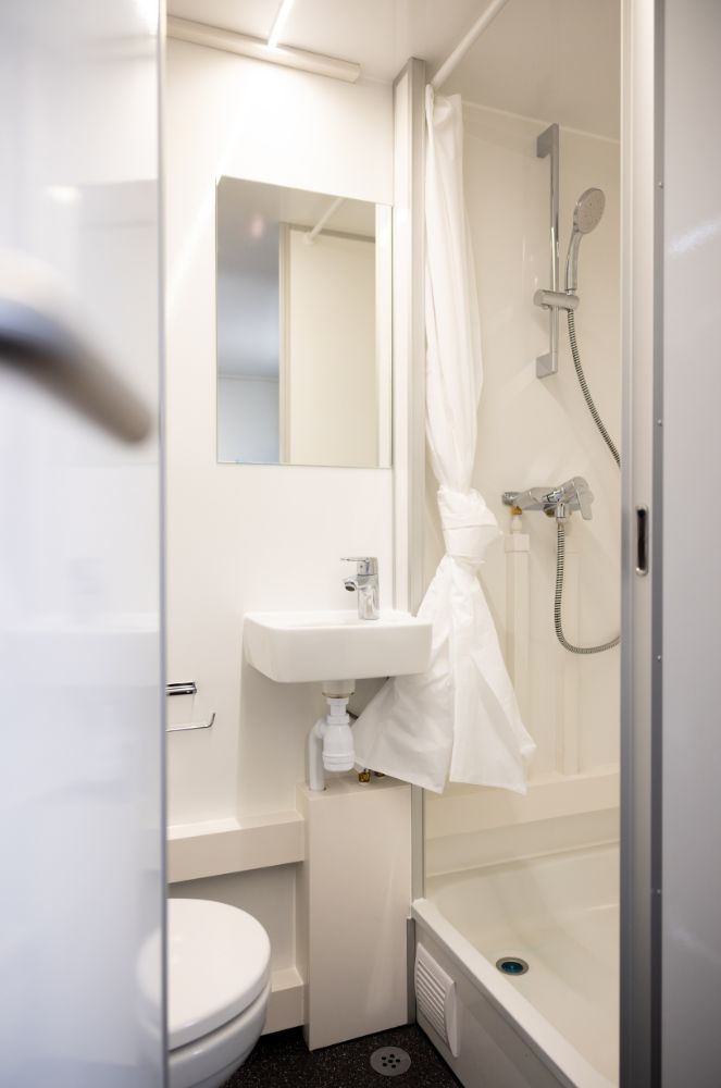 Complete badkameropstelling — douche, toilet, wasbak
