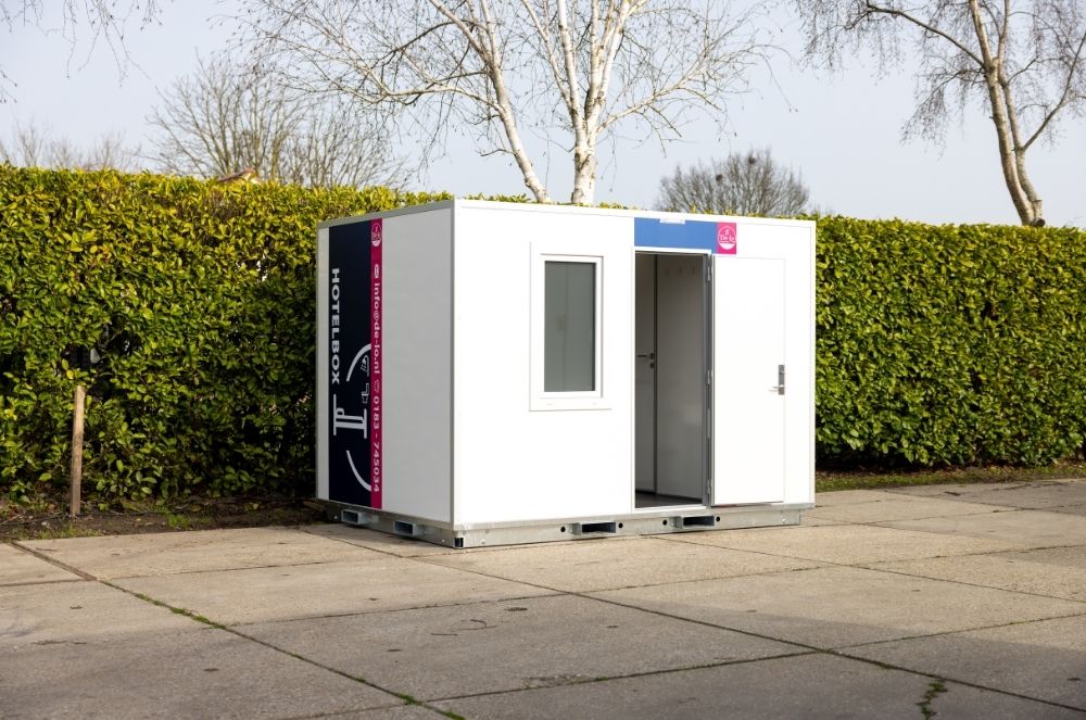 Hotel + Sanitairbox in buitenomgeving