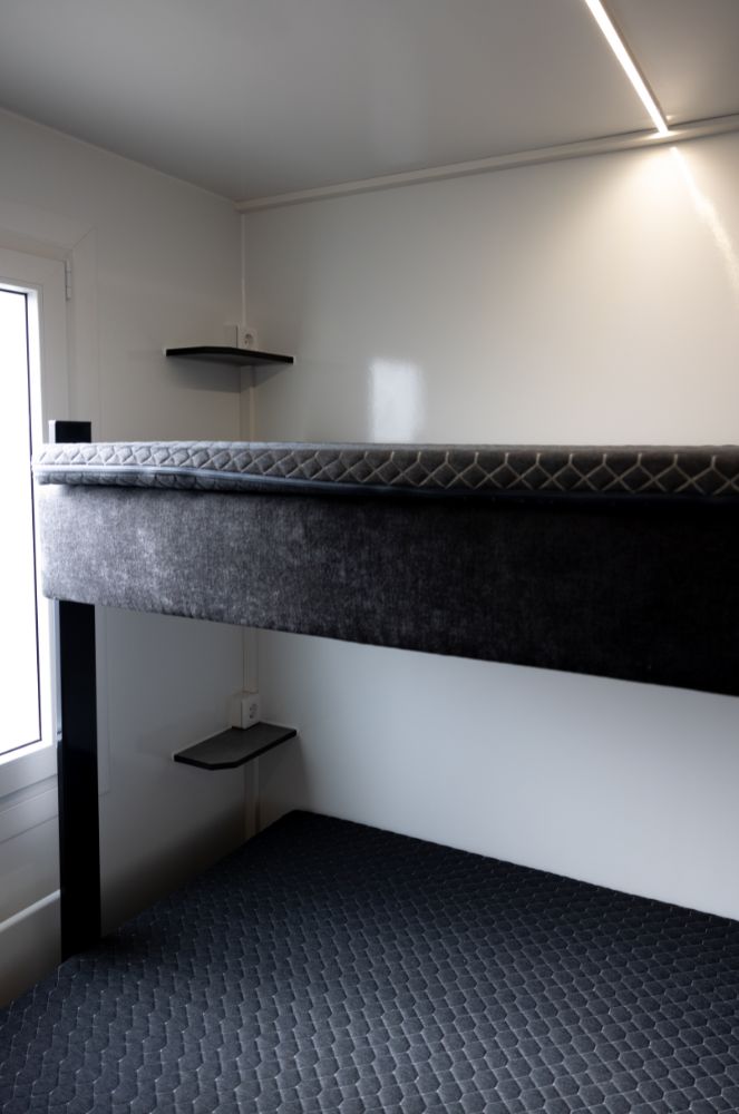 Interieur met hoogslaper en strakke afwerking