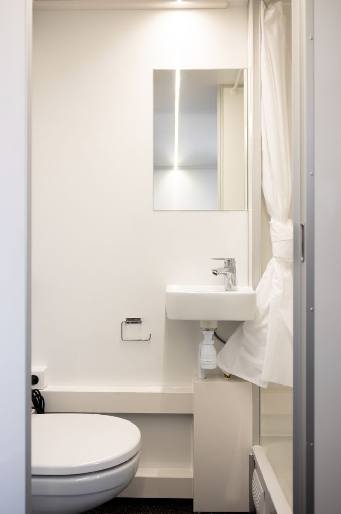 Compact toilet, wastafel en spiegel