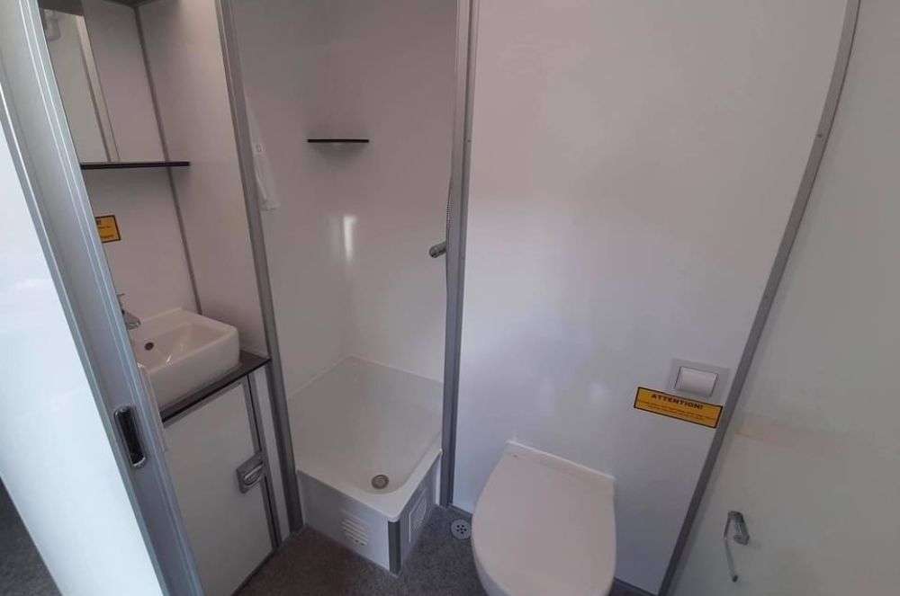 Badkamer met wastafel en voorzieningen