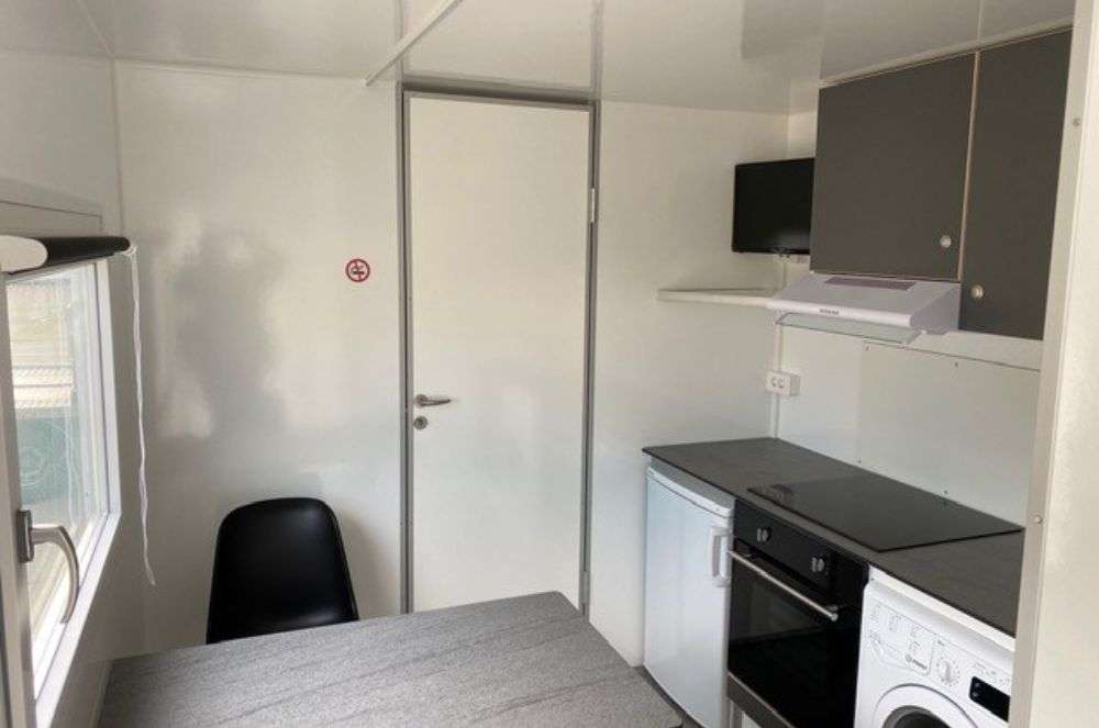 Keuken met wasmachine, oven en koelkast