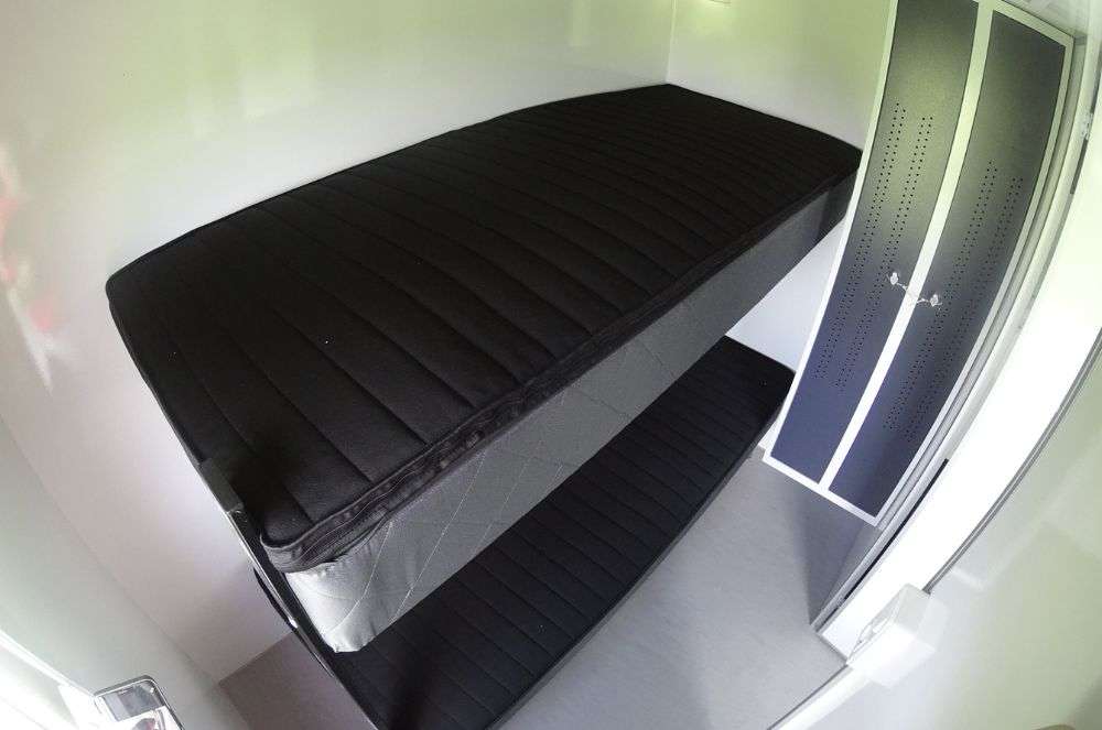 Close-up slaapplek met matras en kussen
