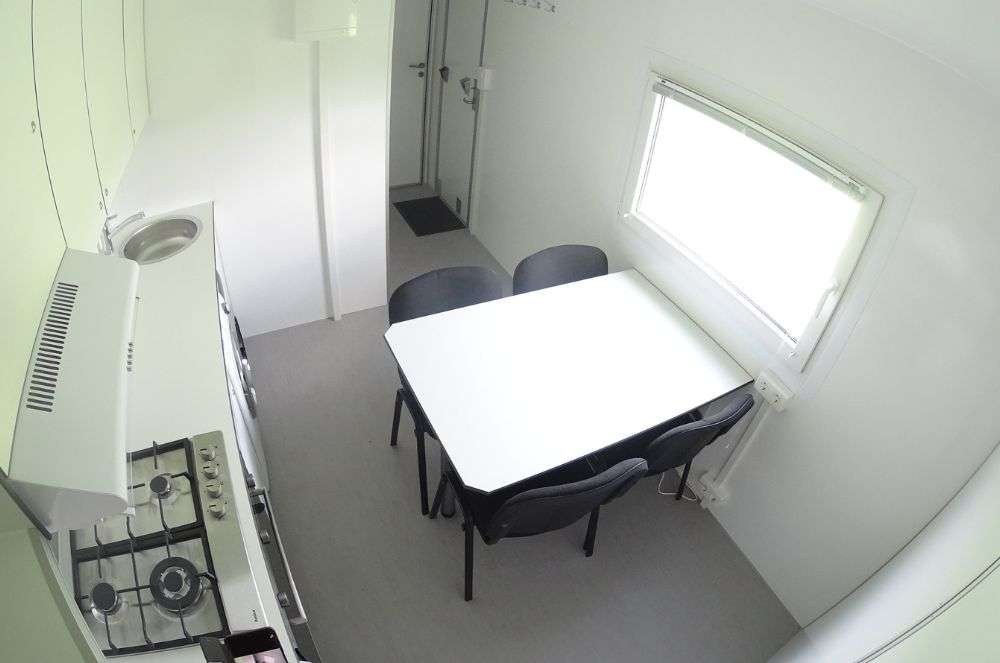Leefruimte met tafel en vier stoelen
