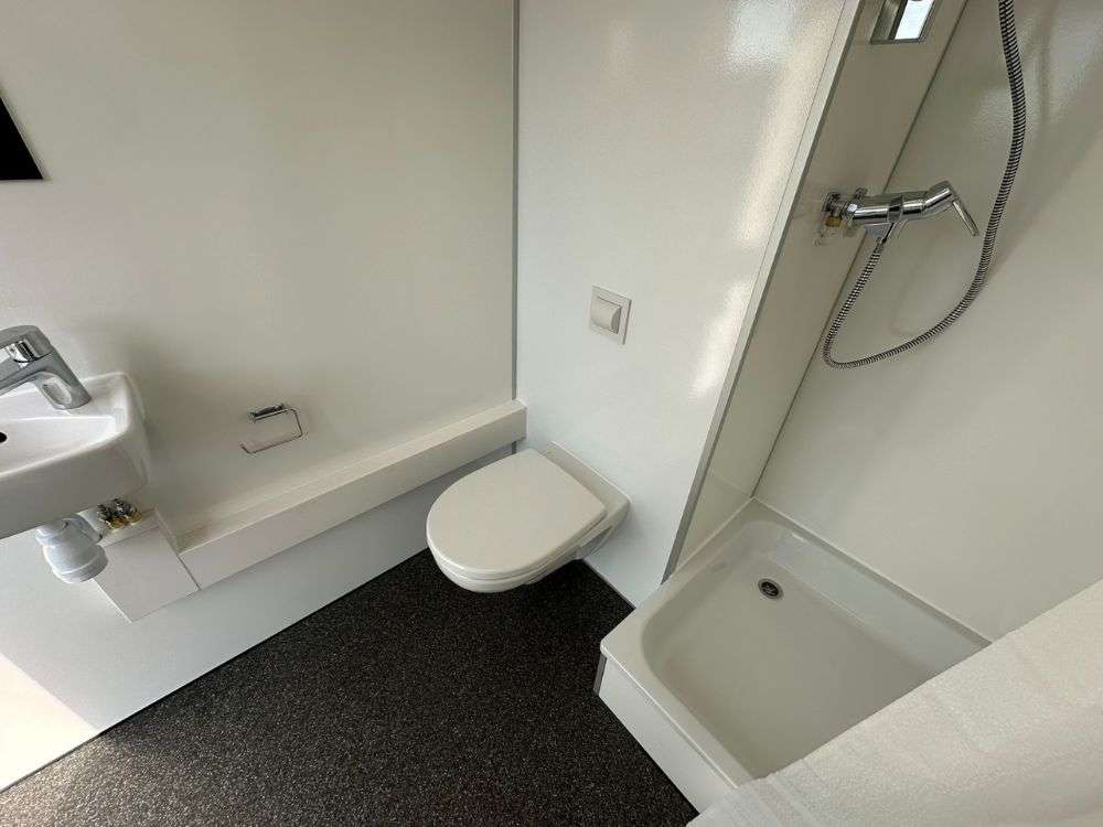 Douche, toilet en wastafel netjes opgesteld