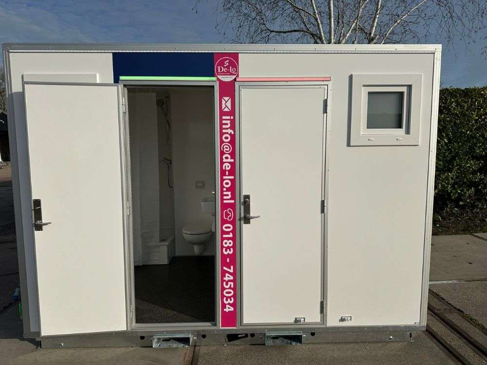 Sanitairbox met open deur en zicht op interieur