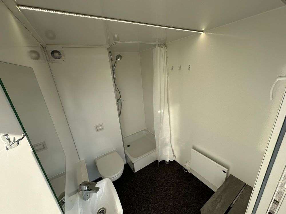 Binnenkant met toilet, douche en wastafel