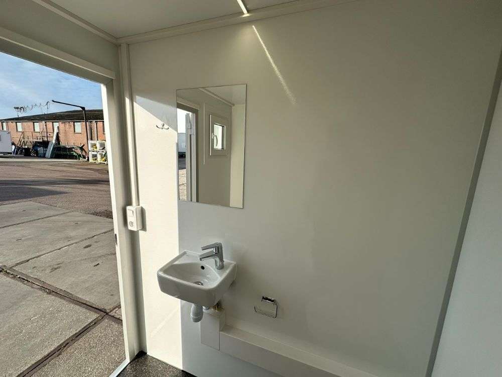 Wastafel met spiegel in de Sanitairbox